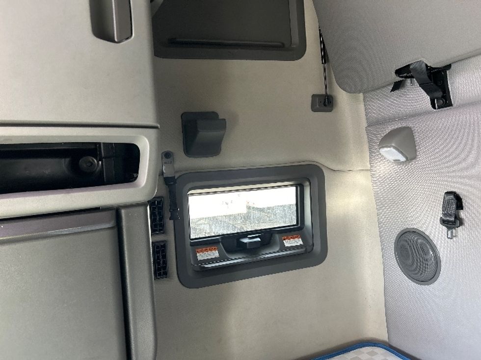 Sleeper Tractor-Heavy Duty Tractors-Volvo-2022-VNL64760-Columbus-OH-236,445\n\t\tmiles-$ 97,000 - Image 19