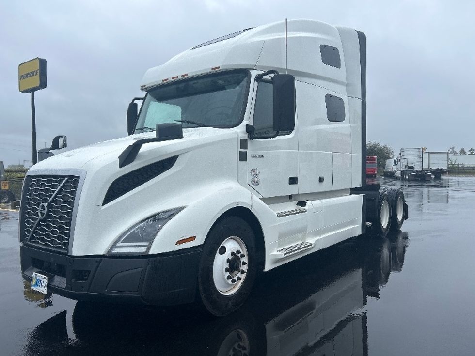 Sleeper Tractor-Heavy Duty Tractors-Volvo-2022-VNL64760-Columbus-OH-236,445\n\t\tmiles-$ 97,000 - Image 3