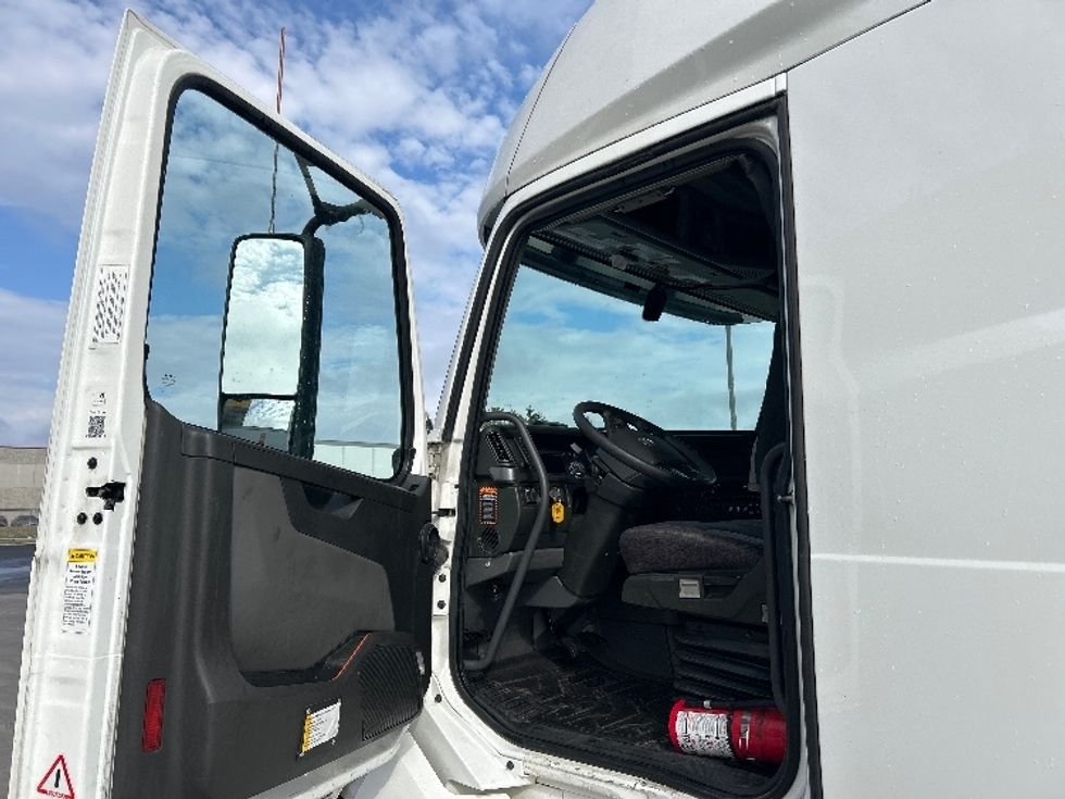 Sleeper Tractor-Heavy Duty Tractors-Volvo-2022-VNL64760-Columbus-OH-236,445\n\t\tmiles-$ 97,000 - Image 9
