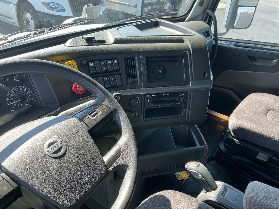 Sleeper Tractor-Heavy Duty Tractors-Volvo-2022-VNL64760-Columbus-OH-456,420\n\t\tmiles-$ 76,250 - Image 11