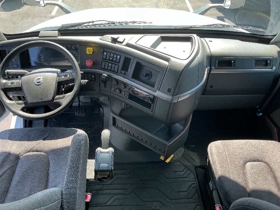 Sleeper Tractor-Heavy Duty Tractors-Volvo-2022-VNL64760-Columbus-OH-456,420\n\t\tmiles-$ 76,250 - Image 12