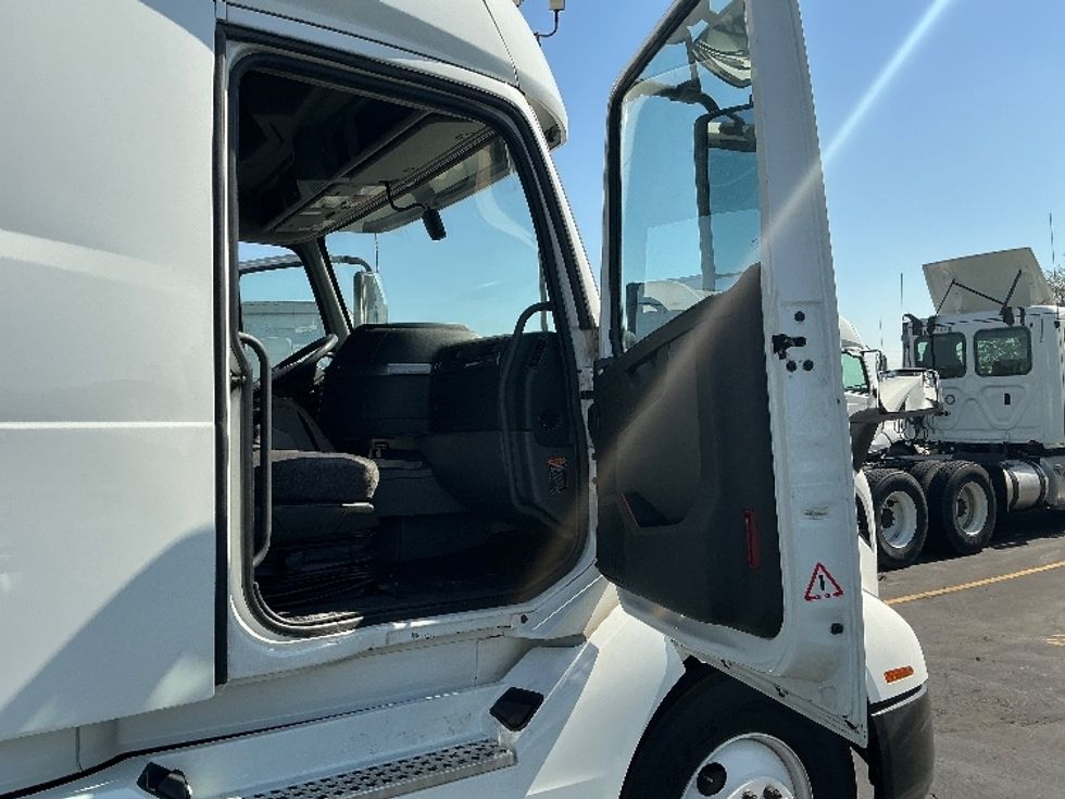 Sleeper Tractor-Heavy Duty Tractors-Volvo-2022-VNL64760-Columbus-OH-456,420\n\t\tmiles-$ 76,250 - Image 13