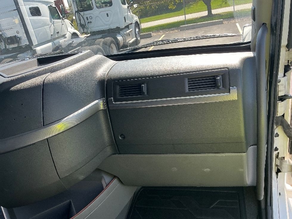 Sleeper Tractor-Heavy Duty Tractors-Volvo-2022-VNL64760-Columbus-OH-456,420\n\t\tmiles-$ 76,250 - Image 14