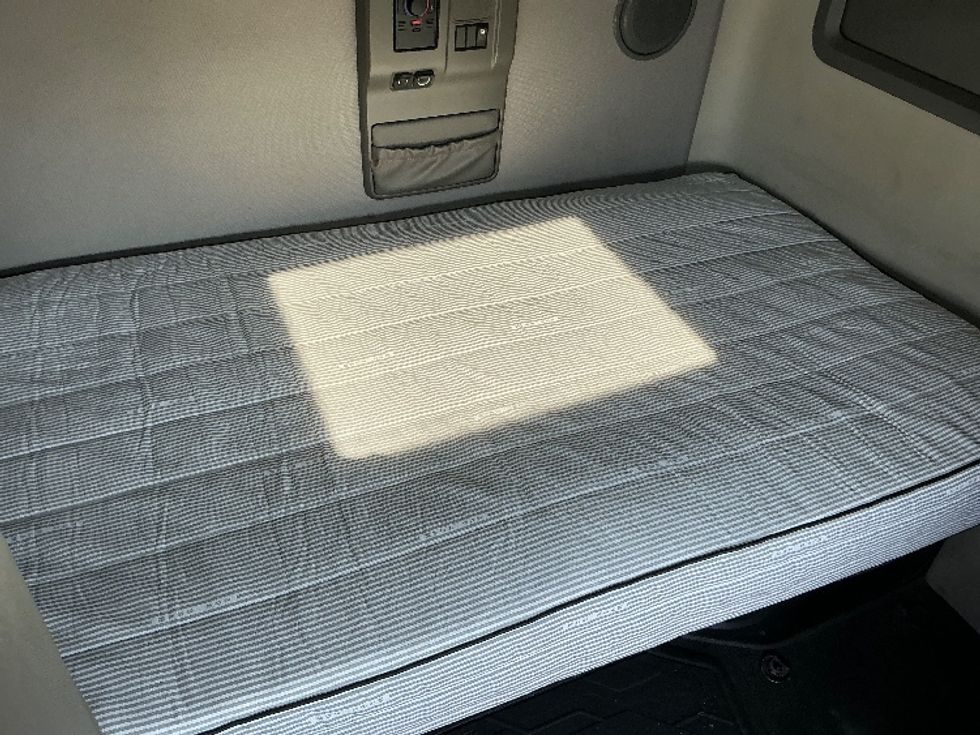 Sleeper Tractor-Heavy Duty Tractors-Volvo-2022-VNL64760-Columbus-OH-456,420\n\t\tmiles-$ 76,250 - Image 17