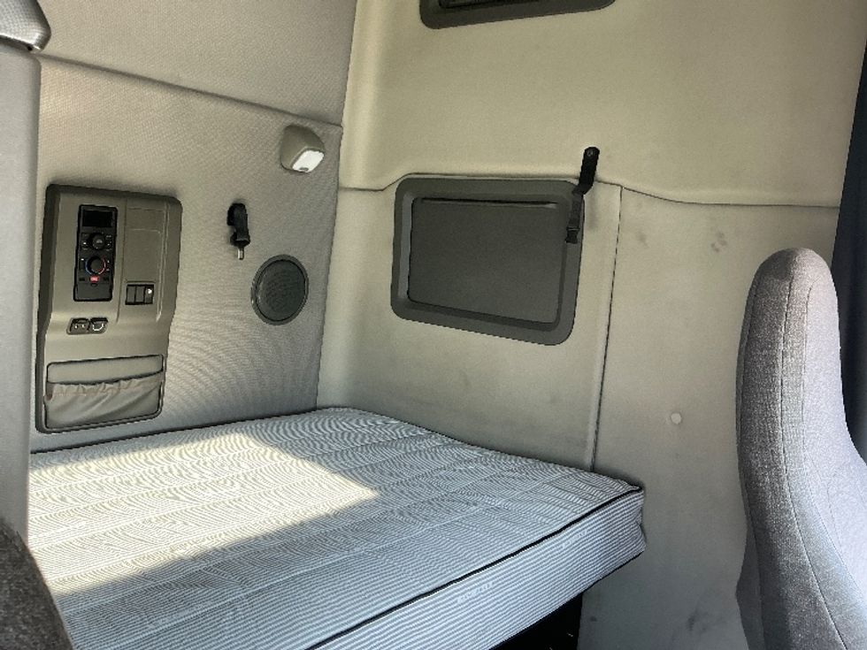 Sleeper Tractor-Heavy Duty Tractors-Volvo-2022-VNL64760-Columbus-OH-456,420\n\t\tmiles-$ 76,250 - Image 19