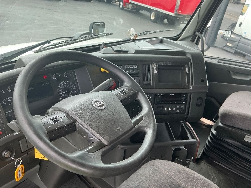 Sleeper Tractor-Heavy Duty Tractors-Volvo-2022-VNL64760-Columbus-OH-457,576\n\t\tmiles-$ 70,750 - Image 10
