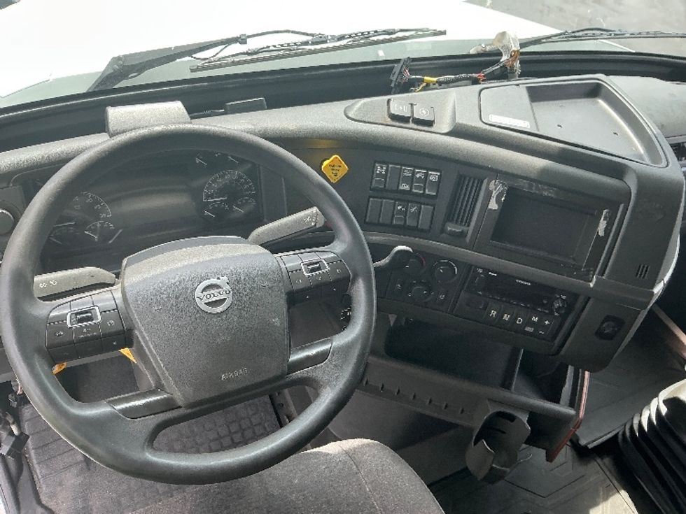 Sleeper Tractor-Heavy Duty Tractors-Volvo-2022-VNL64760-Columbus-OH-457,576\n\t\tmiles-$ 70,750 - Image 11