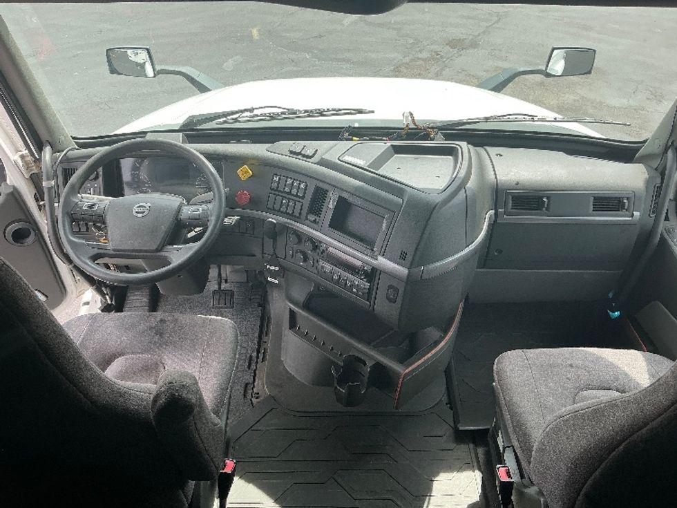 Sleeper Tractor-Heavy Duty Tractors-Volvo-2022-VNL64760-Columbus-OH-457,576\n\t\tmiles-$ 70,750 - Image 12