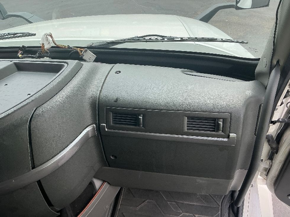 Sleeper Tractor-Heavy Duty Tractors-Volvo-2022-VNL64760-Columbus-OH-457,576\n\t\tmiles-$ 70,750 - Image 14