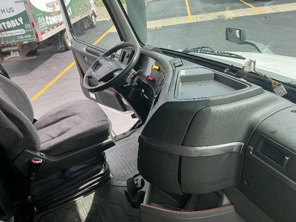 Sleeper Tractor-Heavy Duty Tractors-Volvo-2022-VNL64760-Columbus-OH-457,576\n\t\tmiles-$ 70,750 - Image 15