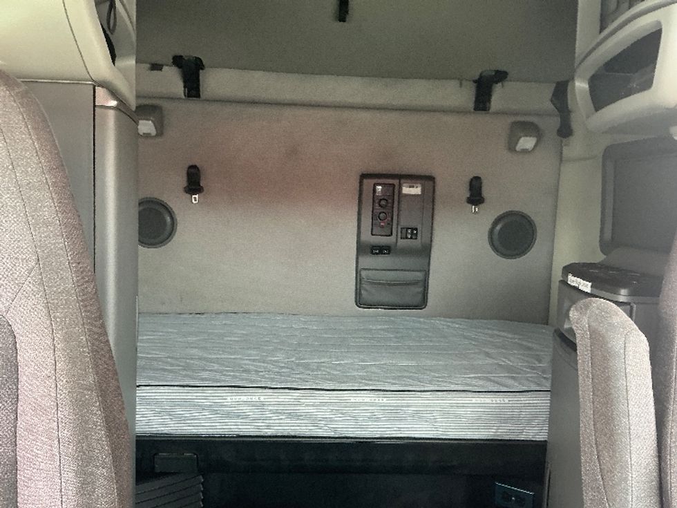 Sleeper Tractor-Heavy Duty Tractors-Volvo-2022-VNL64760-Columbus-OH-457,576\n\t\tmiles-$ 70,750 - Image 16