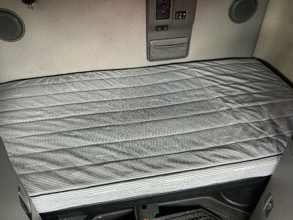 Sleeper Tractor-Heavy Duty Tractors-Volvo-2022-VNL64760-Columbus-OH-457,576\n\t\tmiles-$ 70,750 - Image 17