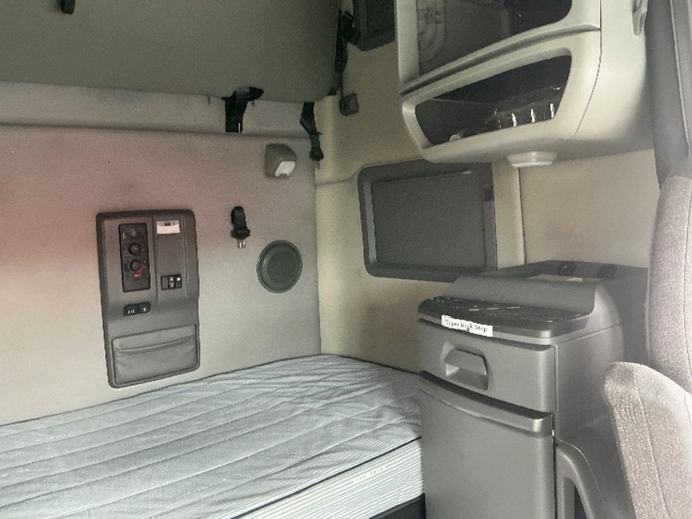 Sleeper Tractor-Heavy Duty Tractors-Volvo-2022-VNL64760-Columbus-OH-457,576\n\t\tmiles-$ 70,750 - Image 18