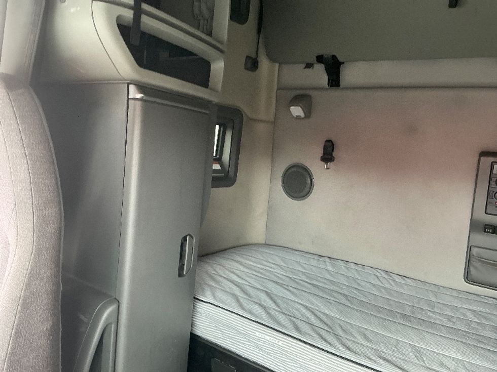 Sleeper Tractor-Heavy Duty Tractors-Volvo-2022-VNL64760-Columbus-OH-457,576\n\t\tmiles-$ 70,750 - Image 19