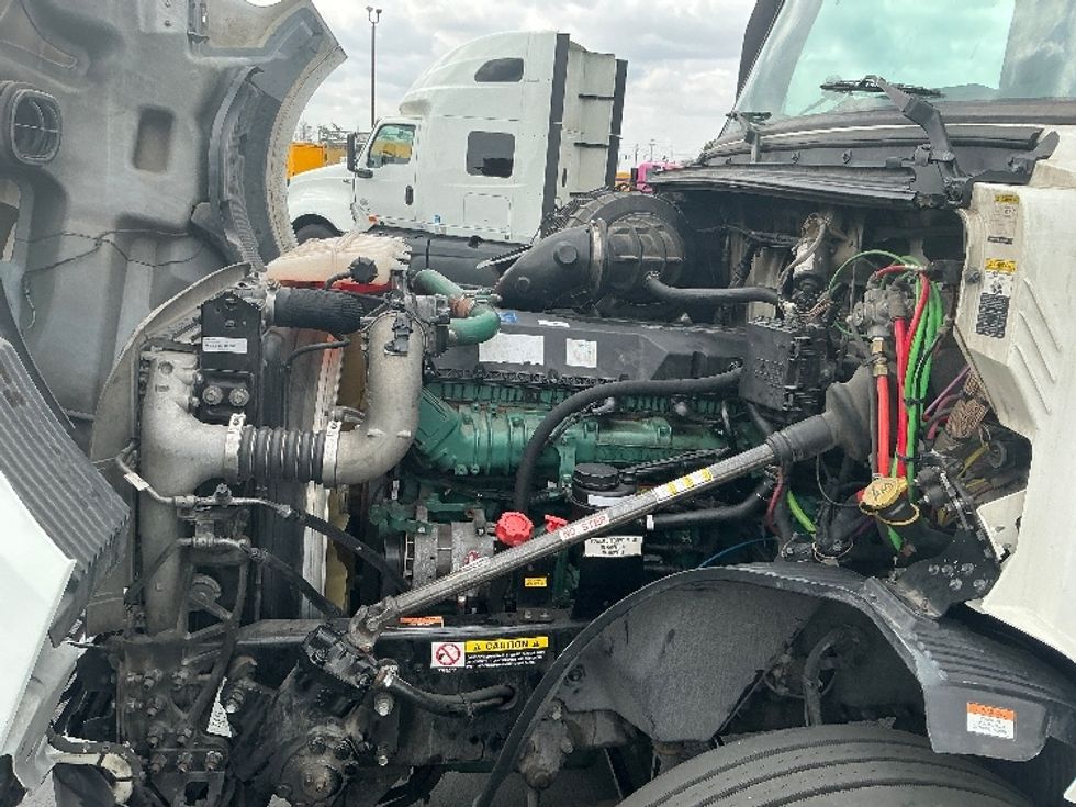 Sleeper Tractor-Heavy Duty Tractors-Volvo-2022-VNL64760-Columbus-OH-457,576\n\t\tmiles-$ 70,750 - Image 21