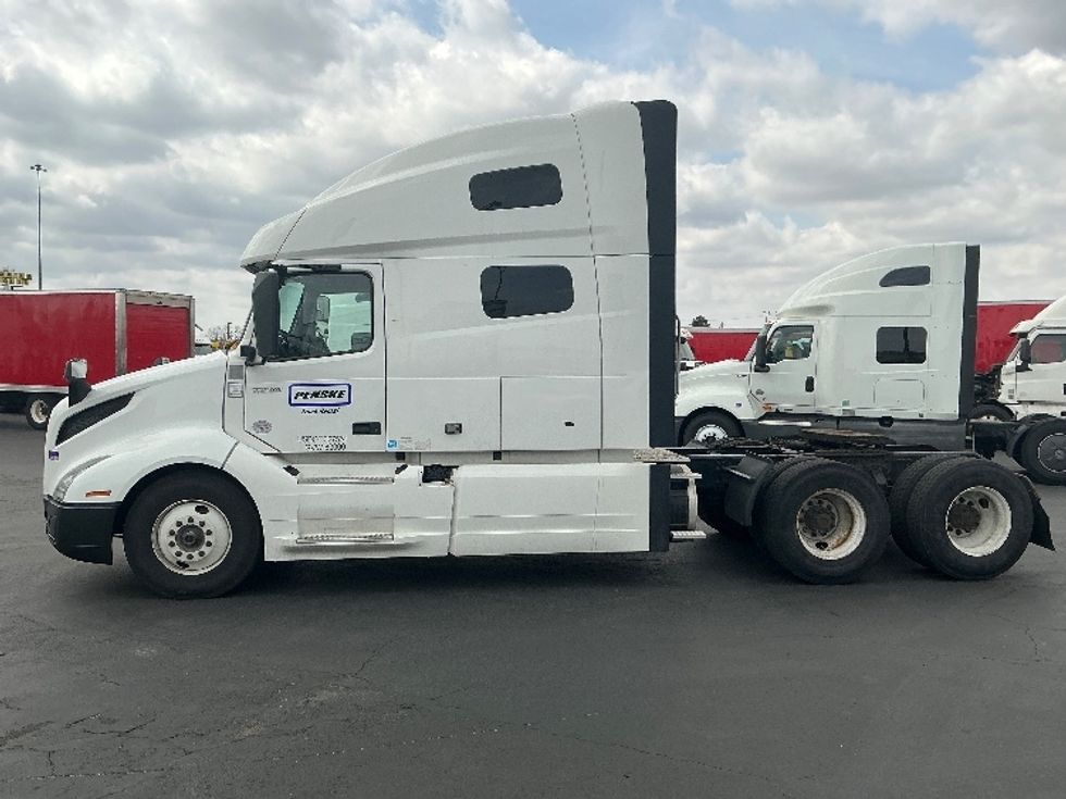 Sleeper Tractor-Heavy Duty Tractors-Volvo-2022-VNL64760-Columbus-OH-457,576\n\t\tmiles-$ 70,750 - Image 4