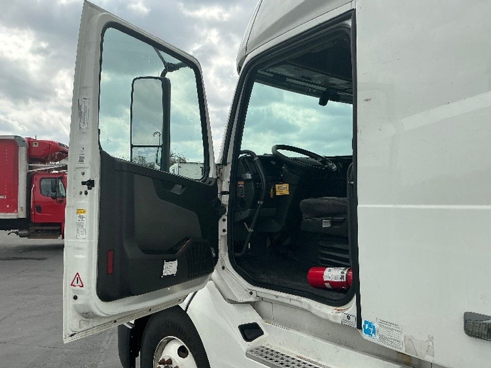 Sleeper Tractor-Heavy Duty Tractors-Volvo-2022-VNL64760-Columbus-OH-457,576\n\t\tmiles-$ 70,750 - Image 9