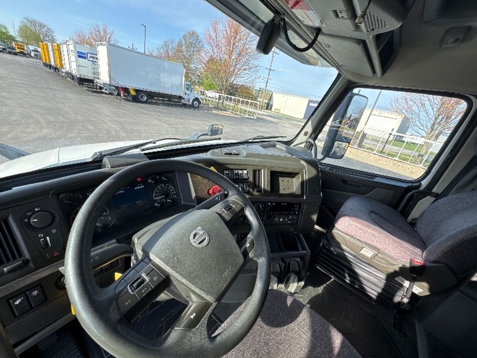 Sleeper Tractor-Heavy Duty Tractors-Volvo-2022-VNL64760-Concord-NC-461,744\n\t\tmiles-$ 78,250 - Image 10