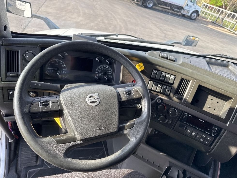 Sleeper Tractor-Heavy Duty Tractors-Volvo-2022-VNL64760-Concord-NC-461,744\n\t\tmiles-$ 78,250 - Image 11