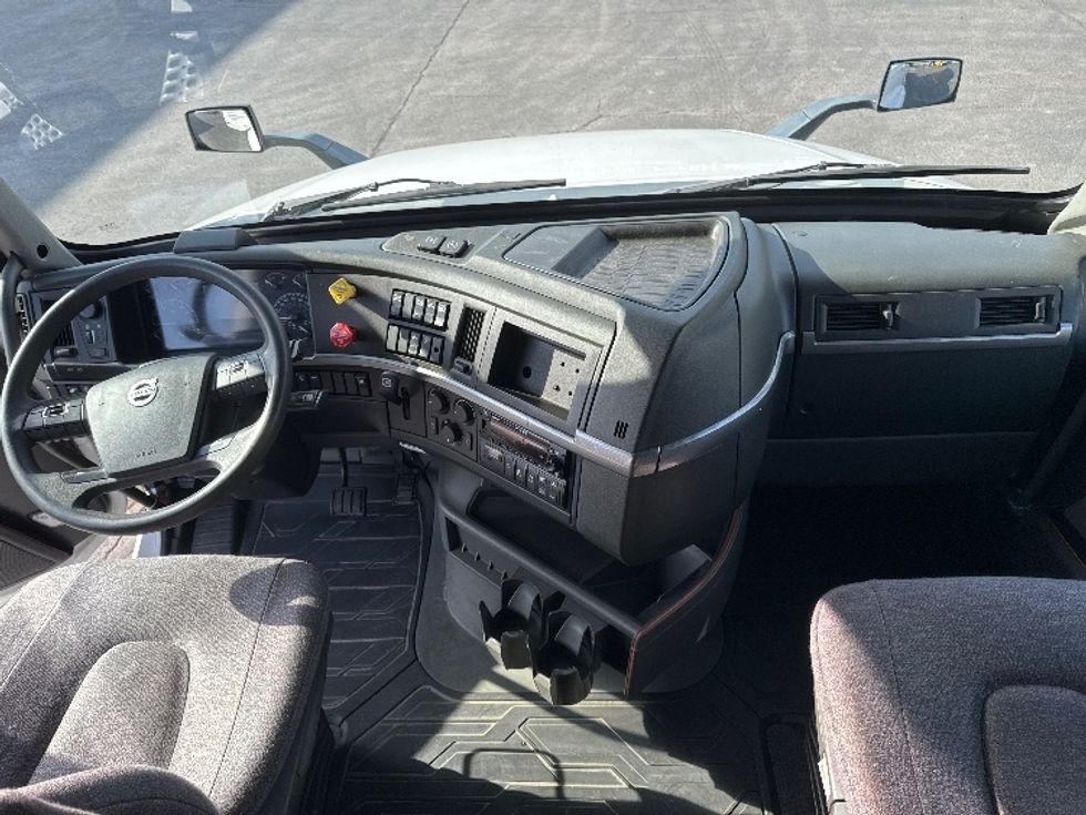 Sleeper Tractor-Heavy Duty Tractors-Volvo-2022-VNL64760-Concord-NC-461,744\n\t\tmiles-$ 78,250 - Image 12