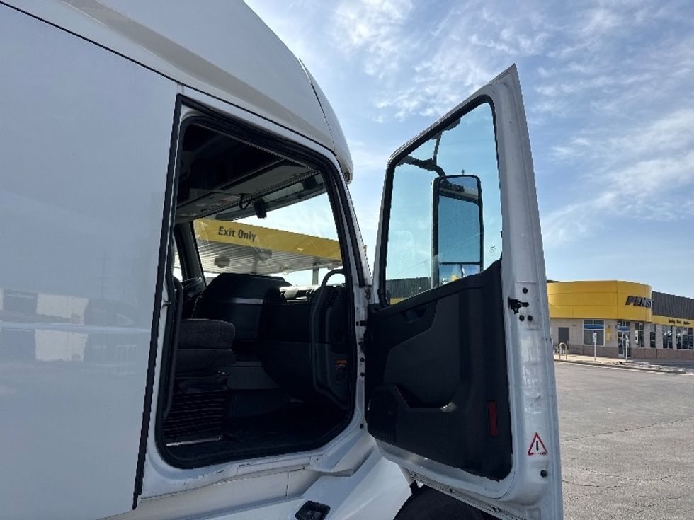 Sleeper Tractor-Heavy Duty Tractors-Volvo-2022-VNL64760-Concord-NC-461,744\n\t\tmiles-$ 78,250 - Image 13