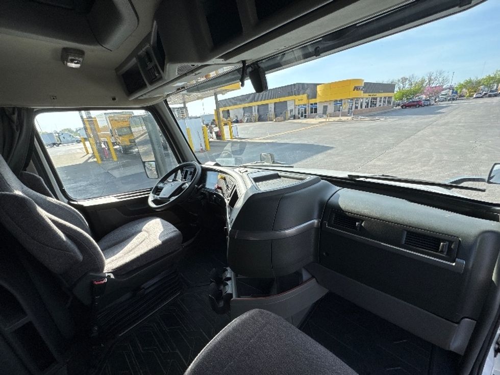 Sleeper Tractor-Heavy Duty Tractors-Volvo-2022-VNL64760-Concord-NC-461,744\n\t\tmiles-$ 78,250 - Image 15