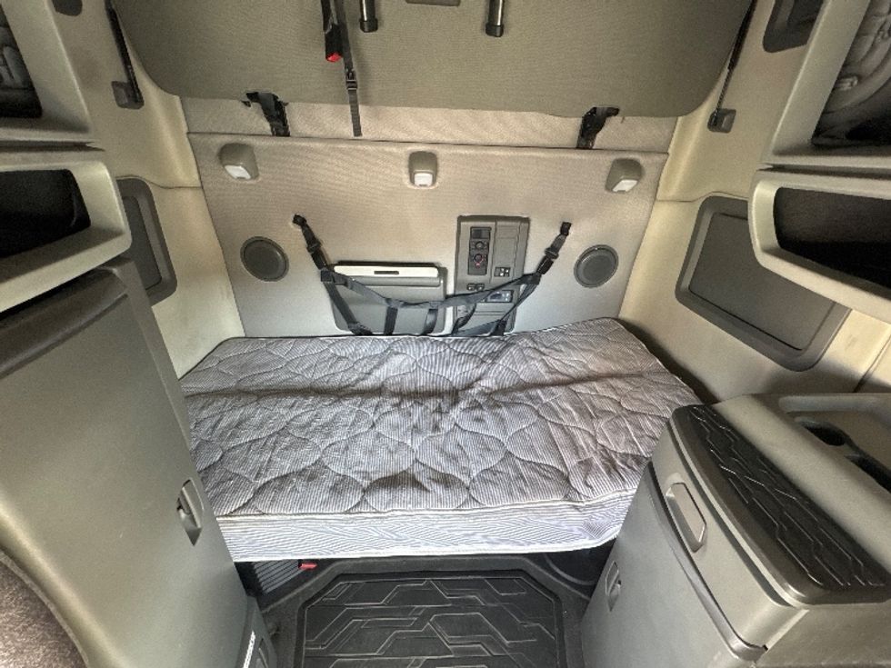 Sleeper Tractor-Heavy Duty Tractors-Volvo-2022-VNL64760-Concord-NC-461,744\n\t\tmiles-$ 78,250 - Image 16