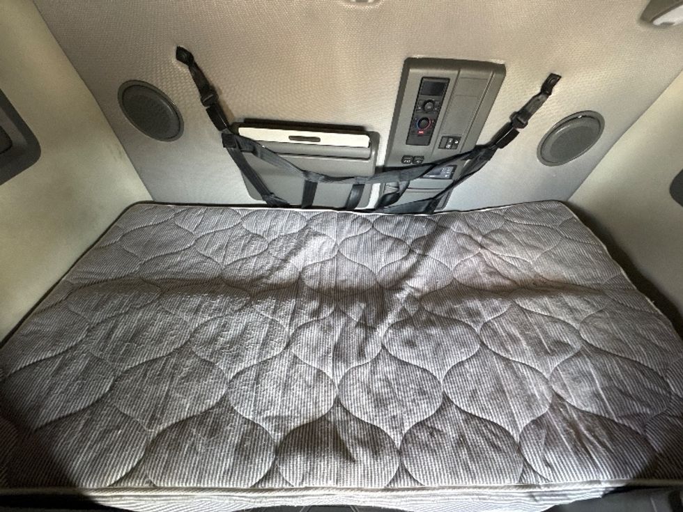 Sleeper Tractor-Heavy Duty Tractors-Volvo-2022-VNL64760-Concord-NC-461,744\n\t\tmiles-$ 78,250 - Image 17