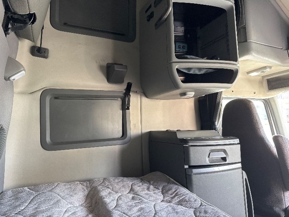 Sleeper Tractor-Heavy Duty Tractors-Volvo-2022-VNL64760-Concord-NC-461,744\n\t\tmiles-$ 78,250 - Image 18