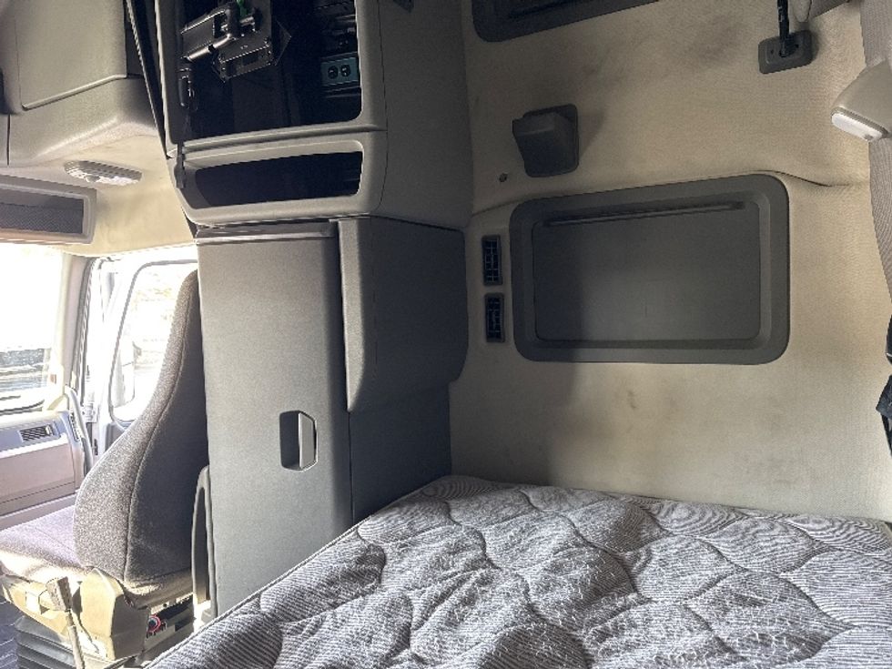 Sleeper Tractor-Heavy Duty Tractors-Volvo-2022-VNL64760-Concord-NC-461,744\n\t\tmiles-$ 78,250 - Image 19