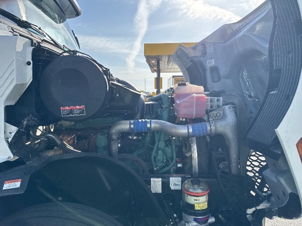 Sleeper Tractor-Heavy Duty Tractors-Volvo-2022-VNL64760-Concord-NC-461,744\n\t\tmiles-$ 78,250 - Image 20