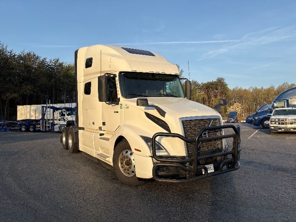 Sleeper Tractor-Heavy Duty Tractors-Volvo-2022-VNL64760-Concord-NC-566,686\n\t\tmiles-$ 67,000 - Image 1