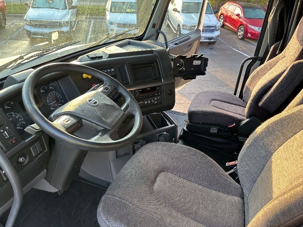 Sleeper Tractor-Heavy Duty Tractors-Volvo-2022-VNL64760-Concord-NC-566,686\n\t\tmiles-$ 67,000 - Image 10