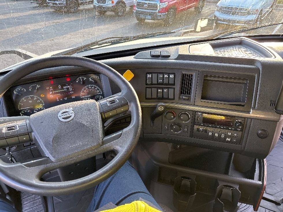 Sleeper Tractor-Heavy Duty Tractors-Volvo-2022-VNL64760-Concord-NC-566,686\n\t\tmiles-$ 67,000 - Image 11