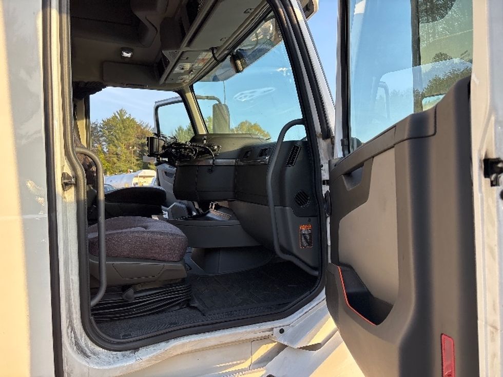 Sleeper Tractor-Heavy Duty Tractors-Volvo-2022-VNL64760-Concord-NC-566,686\n\t\tmiles-$ 67,000 - Image 13