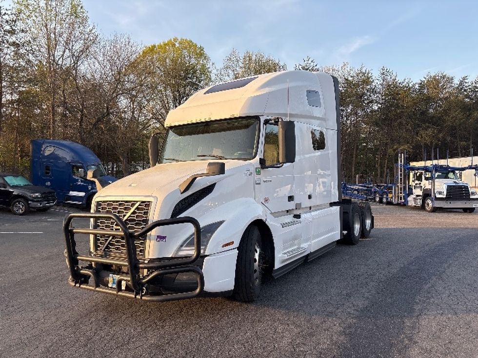 Sleeper Tractor-Heavy Duty Tractors-Volvo-2022-VNL64760-Concord-NC-566,686\n\t\tmiles-$ 67,000 - Image 3