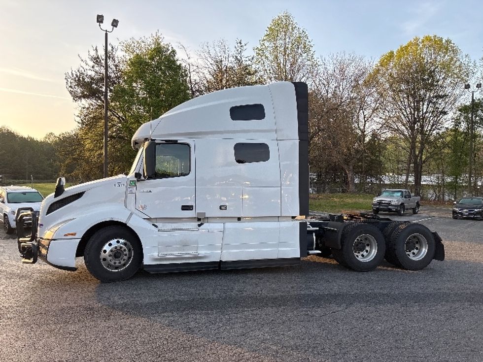 Sleeper Tractor-Heavy Duty Tractors-Volvo-2022-VNL64760-Concord-NC-566,686\n\t\tmiles-$ 67,000 - Image 4