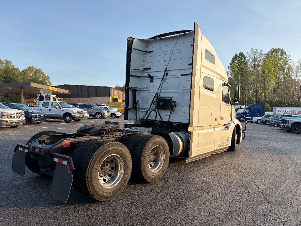 Sleeper Tractor-Heavy Duty Tractors-Volvo-2022-VNL64760-Concord-NC-566,686\n\t\tmiles-$ 67,000 - Image 7
