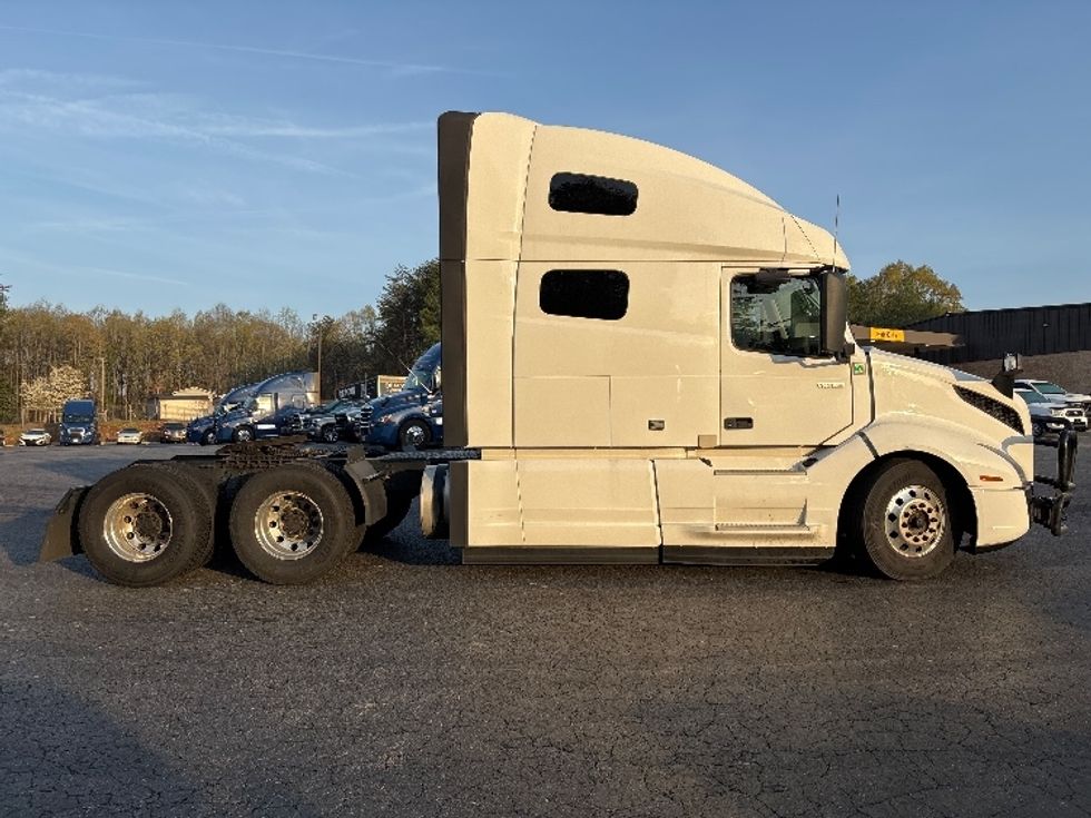Sleeper Tractor-Heavy Duty Tractors-Volvo-2022-VNL64760-Concord-NC-566,686\n\t\tmiles-$ 67,000 - Image 8