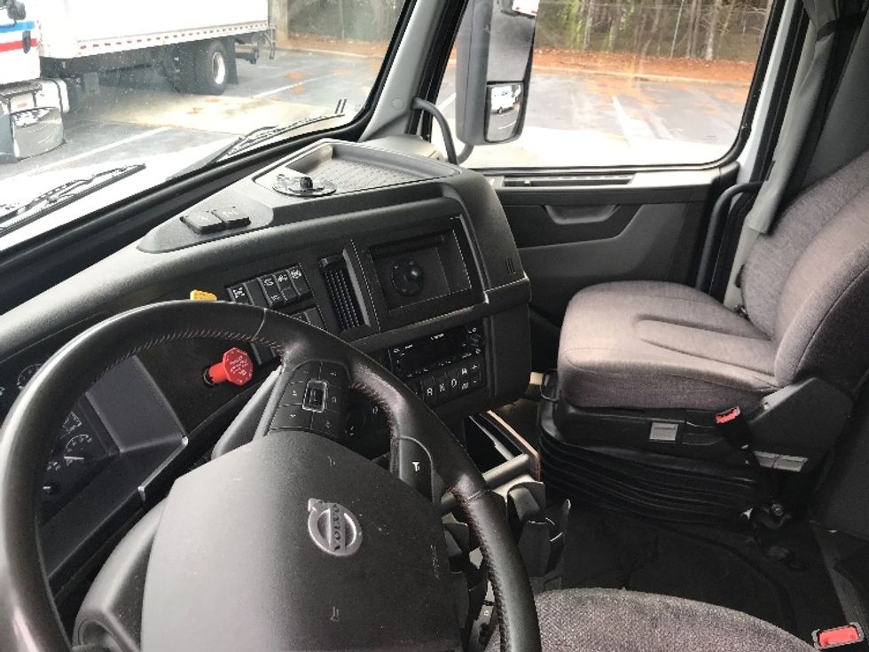 Sleeper Tractor-Heavy Duty Tractors-Volvo-2022-VNL64760-Conover-NC-314,033\n\t\tmiles-$ 85,500 - Image 10