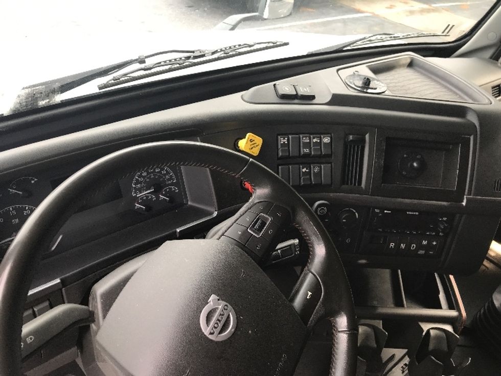Sleeper Tractor-Heavy Duty Tractors-Volvo-2022-VNL64760-Conover-NC-314,033\n\t\tmiles-$ 85,500 - Image 11