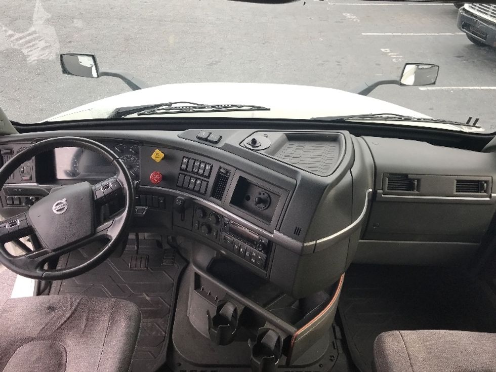 Sleeper Tractor-Heavy Duty Tractors-Volvo-2022-VNL64760-Conover-NC-314,033\n\t\tmiles-$ 85,500 - Image 12