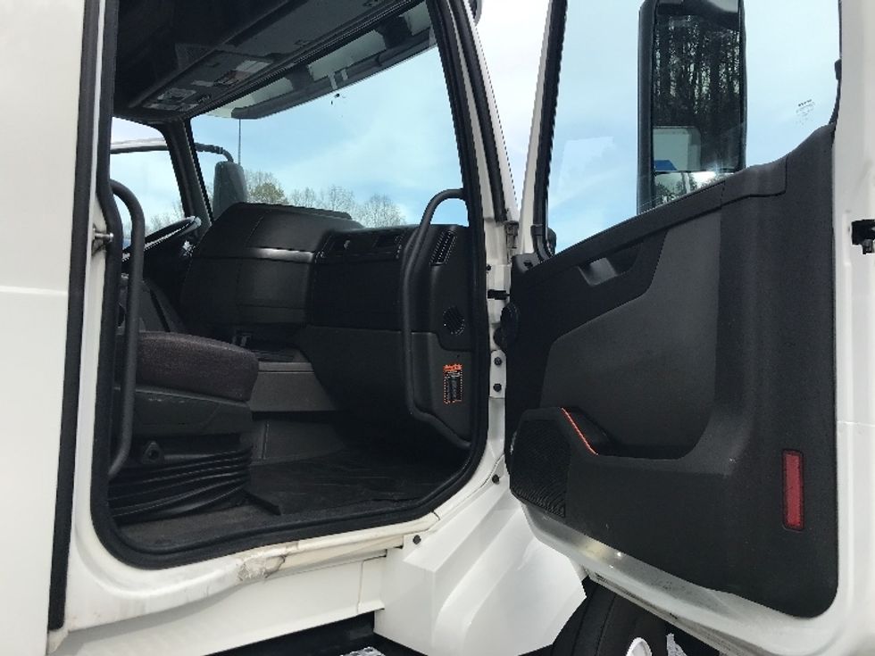 Sleeper Tractor-Heavy Duty Tractors-Volvo-2022-VNL64760-Conover-NC-314,033\n\t\tmiles-$ 85,500 - Image 13