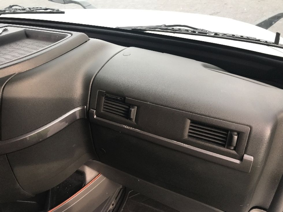 Sleeper Tractor-Heavy Duty Tractors-Volvo-2022-VNL64760-Conover-NC-314,033\n\t\tmiles-$ 85,500 - Image 14