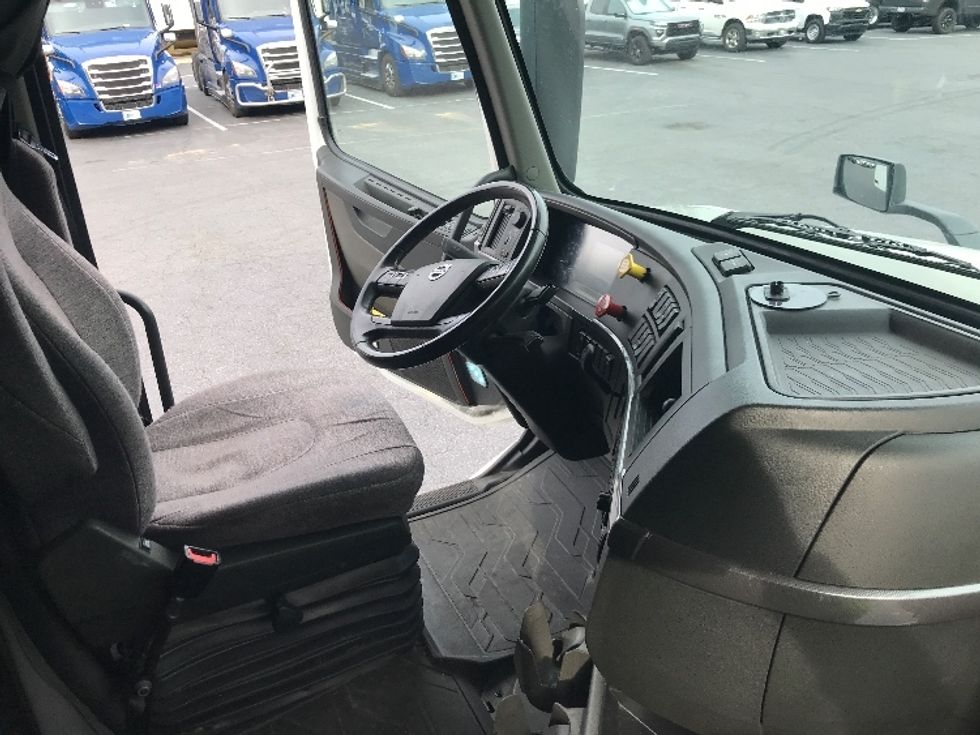 Sleeper Tractor-Heavy Duty Tractors-Volvo-2022-VNL64760-Conover-NC-314,033\n\t\tmiles-$ 85,500 - Image 15