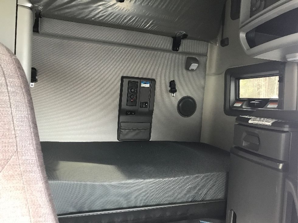 Sleeper Tractor-Heavy Duty Tractors-Volvo-2022-VNL64760-Conover-NC-314,033\n\t\tmiles-$ 85,500 - Image 16