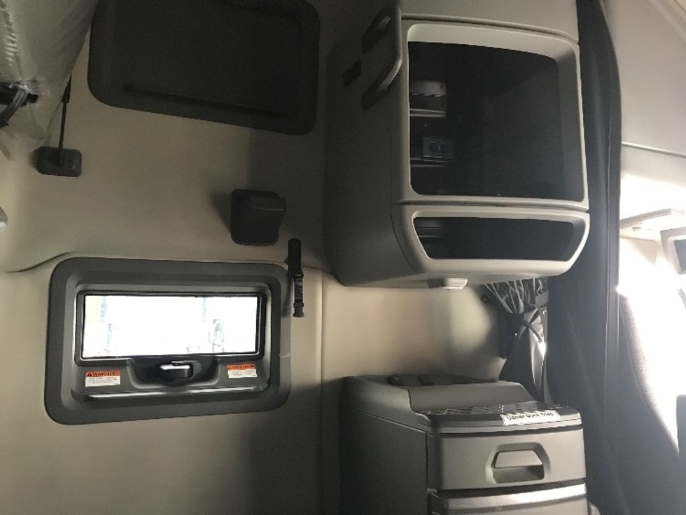 Sleeper Tractor-Heavy Duty Tractors-Volvo-2022-VNL64760-Conover-NC-314,033\n\t\tmiles-$ 85,500 - Image 18