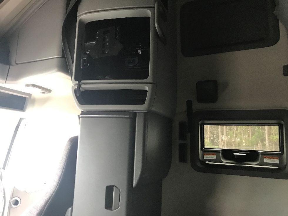 Sleeper Tractor-Heavy Duty Tractors-Volvo-2022-VNL64760-Conover-NC-314,033\n\t\tmiles-$ 85,500 - Image 19