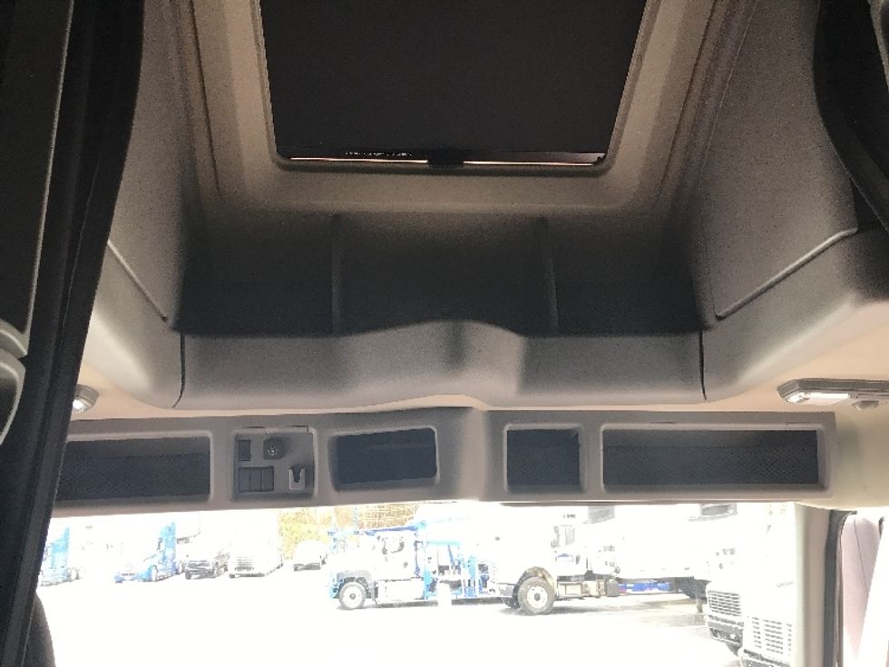 Sleeper Tractor-Heavy Duty Tractors-Volvo-2022-VNL64760-Conover-NC-314,033\n\t\tmiles-$ 85,500 - Image 22