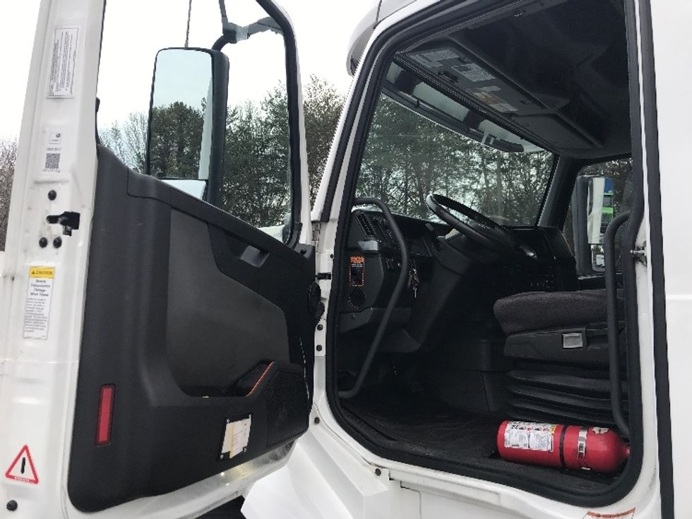 Sleeper Tractor-Heavy Duty Tractors-Volvo-2022-VNL64760-Conover-NC-314,033\n\t\tmiles-$ 85,500 - Image 9